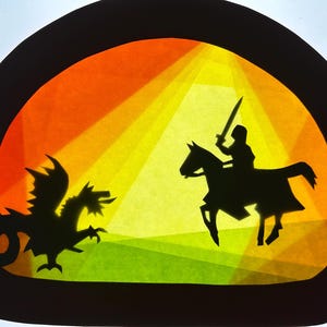 Puede incluir: Un panel decorativo semicircular que presenta la silueta negra de un caballero a caballo sosteniendo una espada, frente a la silueta de un dragón. El fondo es un degradado vibrante de amarillo, naranja y verde con rayos de luz.