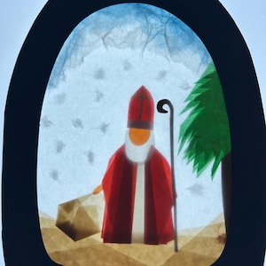 Può includere: Un'opera in carta traslucida raffigurante una figura con mitra e mantello rossi e barba bianca, che regge un bastone alto. La figura si trova su un terreno color marrone chiaro accanto a un albero verde, con una borsa marrone, entro un arco scuro.