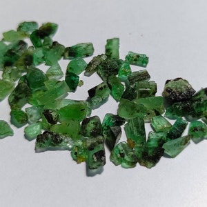 100 Pcs Emerald Raw Rough 2mm 4mm Rough Gemstone-Emerald Crystal-Pencil Shape Raw-Healing Emerald -Emerald Untreated Rough-Emerald Raw
