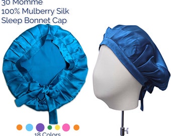 Op de afbeelding: Een turquoise blauwe satijnen slaapmuts met een strik. 30 Momme 100% Mulberry Silk slaapmuts. 18 Kleuren.
