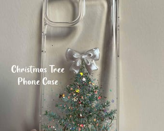 Funda navideña para iPhone con lazo y árbol de Navidad. Diseño divertido y original. Compatible con iPhone 16, 15, 14 Pro Max y Plus. Un regalo perfecto para Navidad.