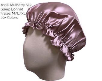 Op de afbeelding: Een stoffige roze satijnen slaapmuts met een gerimpelde rand. 100% Mulberry Silk. 3 maten: M/L/XL. 20+ kleuren.