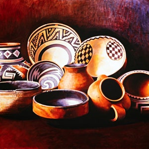 Puede incluir: Una colección de cerámica nativa americana en varias formas y tamaños. La cerámica está decorada con patrones geométricos en negro, blanco y marrón.