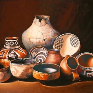 Puede incluir: Una colección de cerámica nativa americana, que incluye una olla grande, agrietada, de color azul claro y blanco, una olla más pequeña de color rojo y blanco con diseños geométricos, y varios cuencos más pequeños con varios patrones y colores.