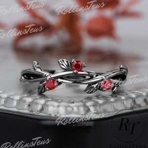 Rundslipad röd rubin vigselring massivt svart guld brudring naturlig inspirerad lövring vridring jubileumsring handgjord ring för fru