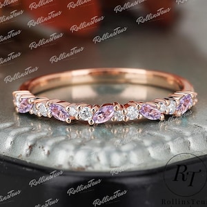 Puede incluir: Anillo de banda de oro rosa con piedras preciosas alternas en forma de marquesa lavanda y diamantes blancos redondos. El anillo presenta un diseño delicado y un acabado pulido. El anillo es talla 14.