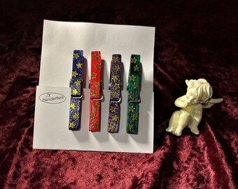4er-Set weihnachtliche Geschenkklammern in verschiedenen Farben mit Sternen