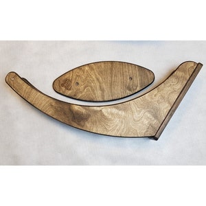 Puede incluir: Dos piezas de madera sin terminar, una curva y una ovalada, que se pueden usar para hacer un caballo de balancín.
