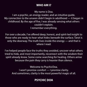 Op de afbeelding: Tekst op een donkere achtergrond introduceert Doa, een helderziende, energielezer en intu&iuml;tieve gids. De tekst beschrijft haar vaardigheden en biedt inzicht en helderheid. De tekst eindigt met "PSYCHIC DOA."