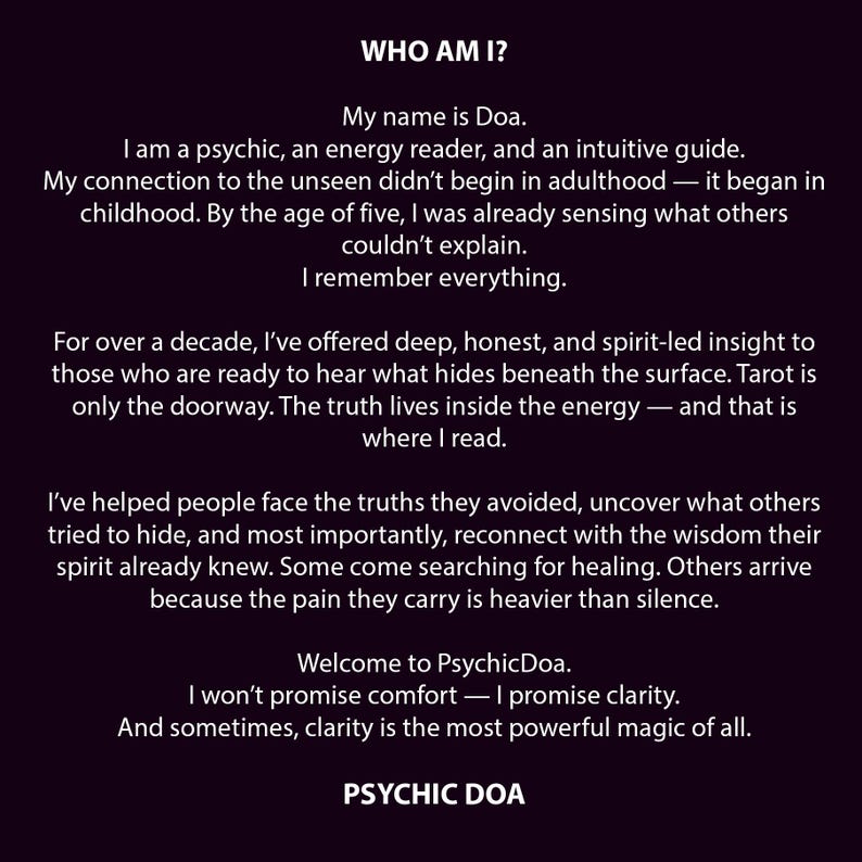 Op de afbeelding: Tekst op een donkere achtergrond introduceert Doa, een helderziende, energielezer en intu&iuml;tieve gids. De tekst beschrijft haar vaardigheden en biedt inzicht en helderheid. De tekst eindigt met "PSYCHIC DOA."