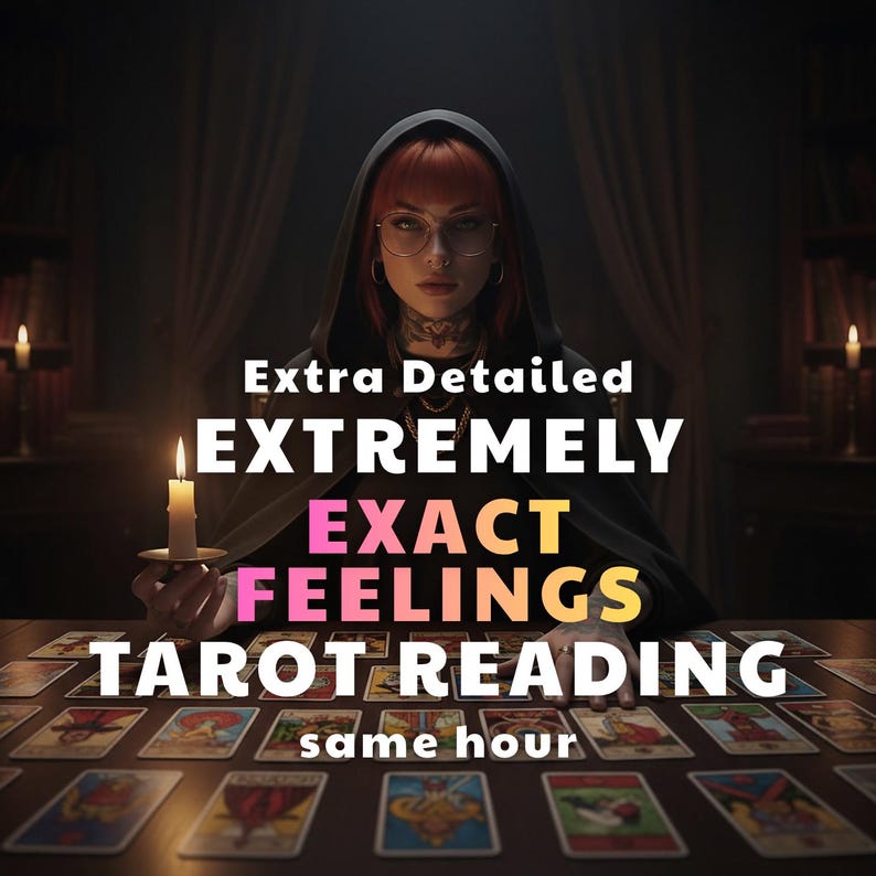 Op de afbeelding: Een advertentie voor tarot lezingen. De tekst luidt: "Extra Gedetailleerd, Extreem Exacte Gevoelens, Tarot Lezing, zelfde uur." Een persoon met rood haar en een bril houdt een kaars vast, omringd door tarotkaarten op een houten tafel.