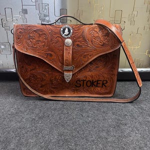 Borsa per laptop e borsa a tracolla in stile cowboy in pelle pieno fiore intagliata a mano