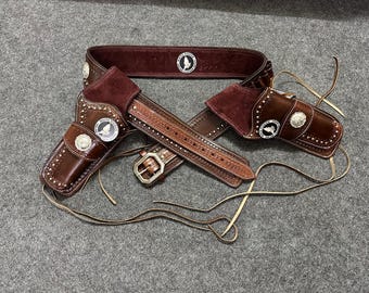 Funda de cuero repujado para acción de vaquero: fundas para revólver y cinturón de cartuchos