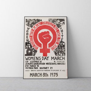 以下が含まれることがあります： 赤い拳のシンボルと「Women's Day March」というテキスト、日付は「March 8th 1975」が書かれた白黒のポスター。ポスターには、「Solidarity with Women's Struggles All Over the World」と「Unite」というテキストも含まれています。
