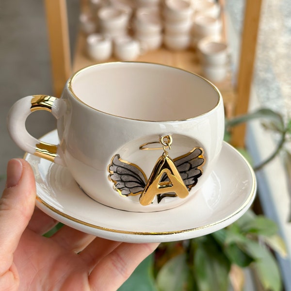 Tasse de lettre personnalisée | Tasse à thé et tasse à café en céramique faites à la main personnalisées | Ailes d'ange avec halo avec or véritable 24 carats