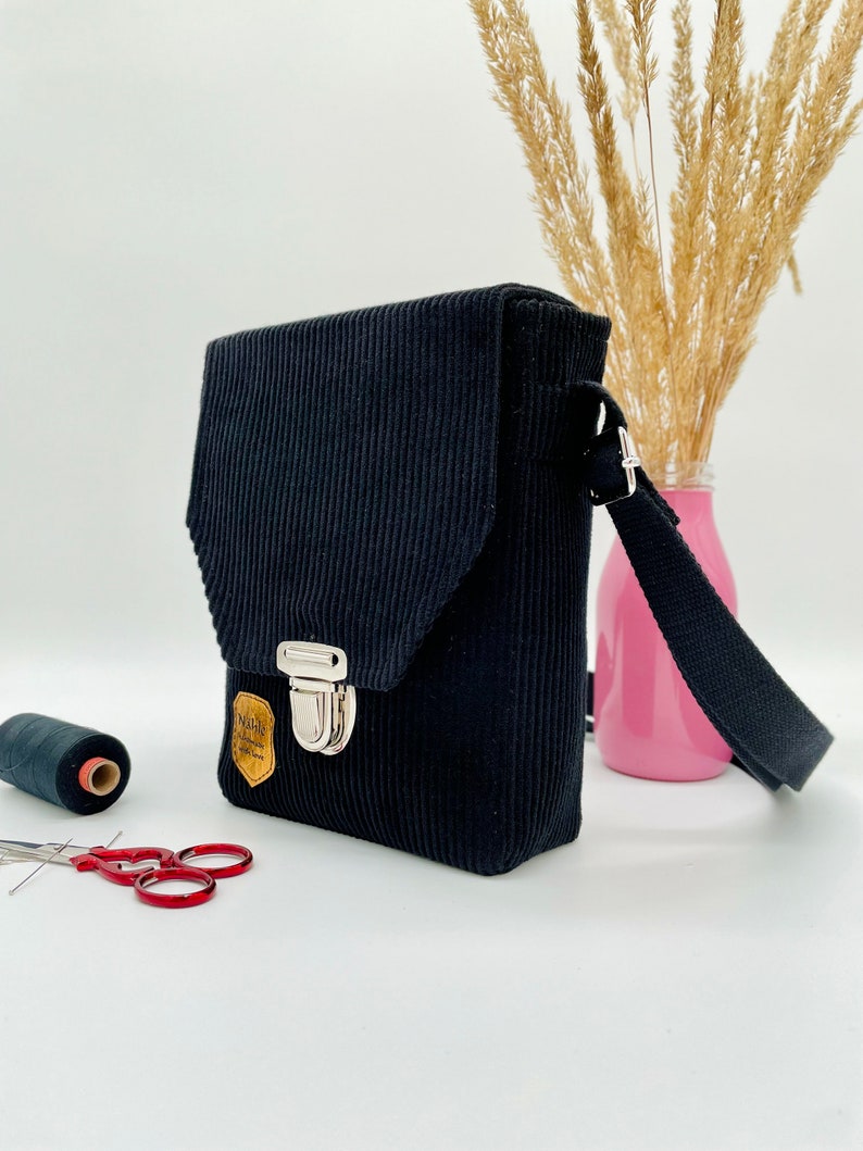Umhängetasche Lola Mini Bag Schultertasche Ausgehtasche Festivaltasche Unikate aus Cord oder Samt Navy