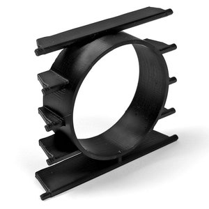 Può includere: Un oggetto nero stampato in 3D con un centro circolare e supporti rettangolari. L'oggetto ha una forma cilindrica con una serie di supporti orizzontali e verticali. I supporti sono distanziati uniformemente attorno all'anello centrale.