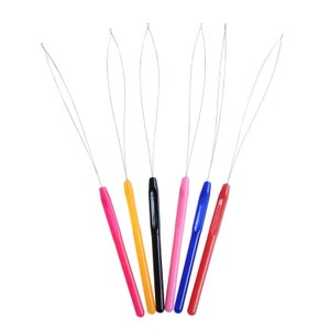 Puede incluir: Un conjunto de herramientas para extensiones de cabello con mangos coloridos. Cada herramienta tiene un fino lazo de alambre en el extremo. Los mangos son de color rosa, amarillo, negro, azul y rojo. Diseñado para peinados y extensiones.