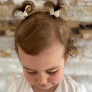 Handgemachtes Baby Haarband aus weichem Material,druckfrei und hautfreundlich.blumen kopfschmuck Neugeborene, Babys und Kleinkinder. Perfekt für Taufe,Fotoshooting,Hochzeit,blumenmädchen ,newbornshooting ,Geschenk zur Geburt, geschenk taufe mädchen. Natürliches Design im Boho-Stil, liebevoll personalisiert,erster geburstag, kommunion,haarreif kinder,Taufgeschenk, Baby Shower,neugeborenen Party, zopfhalter,haargummi, haarspange, chlip,Mädchen Geschenk,haarschmuck baby, baby geschenk mädchen