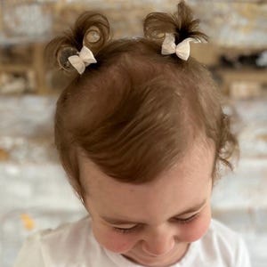 Handgemachtes Baby Haarband aus weichem Material,druckfrei und hautfreundlich.blumen kopfschmuck Neugeborene, Babys und Kleinkinder. Perfekt für Taufe,Fotoshooting,Hochzeit,blumenmädchen ,newbornshooting ,Geschenk zur Geburt, geschenk taufe mädchen. Natürliches Design im Boho-Stil, liebevoll personalisiert,erster geburstag, kommunion,haarreif kinder,Taufgeschenk, Baby Shower,neugeborenen Party, zopfhalter,haargummi, haarspange, chlip,Mädchen Geschenk,haarschmuck baby, baby geschenk mädchen