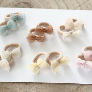 Handgemachtes Baby Haarband aus weichem Material,druckfrei und hautfreundlich.blumen kopfschmuck Neugeborene, Babys und Kleinkinder. Perfekt für Taufe,Fotoshooting,Hochzeit,blumenmädchen ,newbornshooting ,Geschenk zur Geburt, geschenk taufe mädchen. Natürliches Design im Boho-Stil, liebevoll personalisiert,erster geburstag, kommunion,haarreif kinder,Taufgeschenk, Baby Shower,neugeborenen Party, zopfhalter,haargummi, haarspange, chlip,Mädchen Geschenk,haarschmuck baby, baby geschenk mädchen