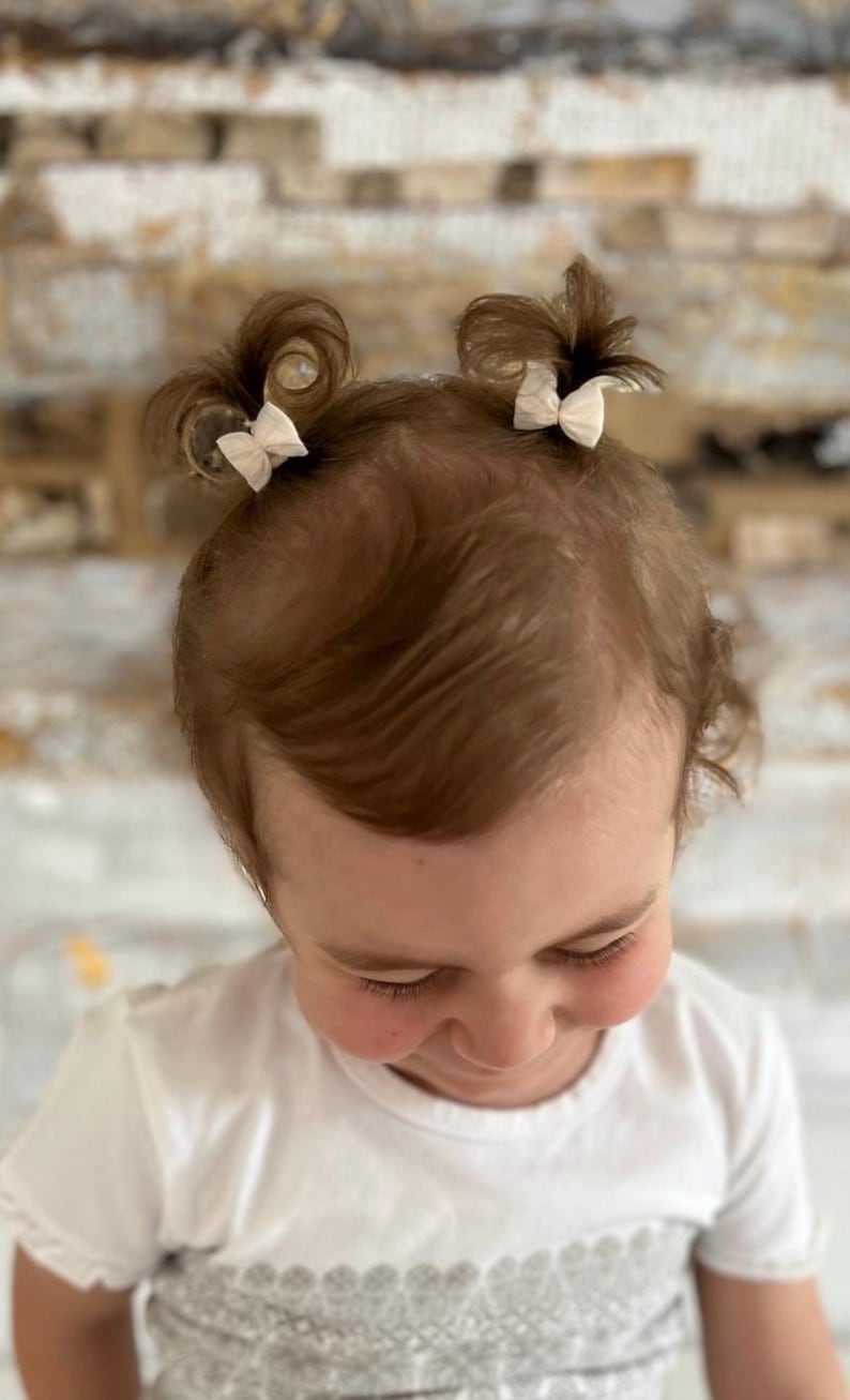 Handgemachtes Baby Haarband aus weichem Material,druckfrei und hautfreundlich.blumen kopfschmuck Neugeborene, Babys und Kleinkinder. Perfekt für Taufe,Fotoshooting,Hochzeit,blumenmädchen ,newbornshooting ,Geschenk zur Geburt, geschenk taufe mädchen. Natürliches Design im Boho-Stil, liebevoll personalisiert,erster geburstag, kommunion,haarreif kinder,Taufgeschenk, Baby Shower,neugeborenen Party, zopfhalter,haargummi, haarspange, chlip,Mädchen Geschenk,haarschmuck baby, baby geschenk mädchen