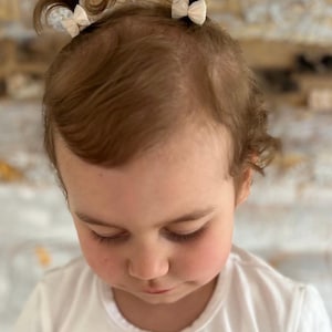 Handgemachtes Baby Haarband aus weichem Material,druckfrei und hautfreundlich.blumen kopfschmuck Neugeborene, Babys und Kleinkinder. Perfekt für Taufe,Fotoshooting,Hochzeit,blumenmädchen ,newbornshooting ,Geschenk zur Geburt, geschenk taufe mädchen. Natürliches Design im Boho-Stil, liebevoll personalisiert,erster geburstag, kommunion,haarreif kinder,Taufgeschenk, Baby Shower,neugeborenen Party, zopfhalter,haargummi, haarspange, chlip,Mädchen Geschenk,haarschmuck baby, baby geschenk mädchen