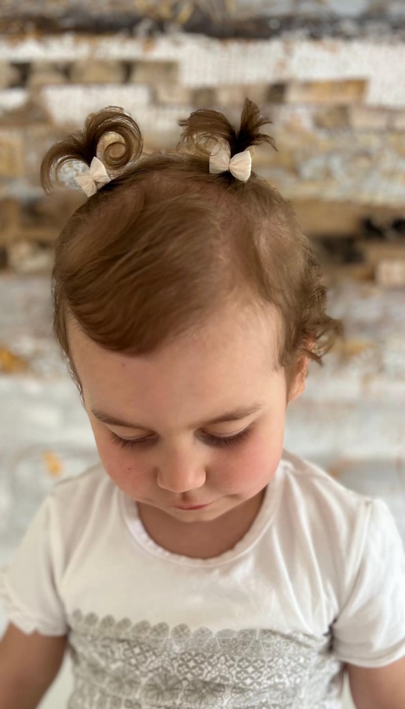 Handgemachtes Baby Haarband aus weichem Material,druckfrei und hautfreundlich.blumen kopfschmuck Neugeborene, Babys und Kleinkinder. Perfekt für Taufe,Fotoshooting,Hochzeit,blumenmädchen ,newbornshooting ,Geschenk zur Geburt, geschenk taufe mädchen. Natürliches Design im Boho-Stil, liebevoll personalisiert,erster geburstag, kommunion,haarreif kinder,Taufgeschenk, Baby Shower,neugeborenen Party, zopfhalter,haargummi, haarspange, chlip,Mädchen Geschenk,haarschmuck baby, baby geschenk mädchen