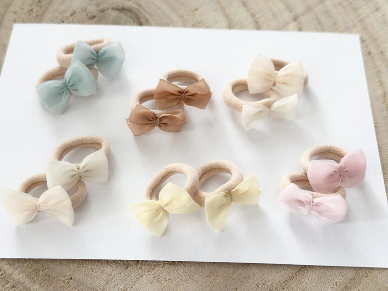 Handgemachtes Baby Haarband aus weichem Material,druckfrei und hautfreundlich.blumen kopfschmuck Neugeborene, Babys und Kleinkinder. Perfekt für Taufe,Fotoshooting,Hochzeit,blumenmädchen ,newbornshooting ,Geschenk zur Geburt, geschenk taufe mädchen. Natürliches Design im Boho-Stil, liebevoll personalisiert,erster geburstag, kommunion,haarreif kinder,Taufgeschenk, Baby Shower,neugeborenen Party, zopfhalter,haargummi, haarspange, chlip,Mädchen Geschenk,haarschmuck baby, baby geschenk mädchen