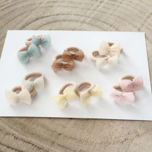 Handgemachtes Baby Haarband aus weichem Material,druckfrei und hautfreundlich.blumen kopfschmuck Neugeborene, Babys und Kleinkinder. Perfekt für Taufe,Fotoshooting,Hochzeit,blumenmädchen ,newbornshooting ,Geschenk zur Geburt, geschenk taufe mädchen. Natürliches Design im Boho-Stil, liebevoll personalisiert,erster geburstag, kommunion,haarreif kinder,Taufgeschenk, Baby Shower,neugeborenen Party, zopfhalter,haargummi, haarspange, chlip,Mädchen Geschenk,haarschmuck baby, baby geschenk mädchen