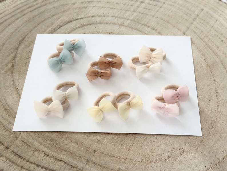 Handgemachtes Baby Haarband aus weichem Material,druckfrei und hautfreundlich.blumen kopfschmuck Neugeborene, Babys und Kleinkinder. Perfekt für Taufe,Fotoshooting,Hochzeit,blumenmädchen ,newbornshooting ,Geschenk zur Geburt, geschenk taufe mädchen. Natürliches Design im Boho-Stil, liebevoll personalisiert,erster geburstag, kommunion,haarreif kinder,Taufgeschenk, Baby Shower,neugeborenen Party, zopfhalter,haargummi, haarspange, chlip,Mädchen Geschenk,haarschmuck baby, baby geschenk mädchen