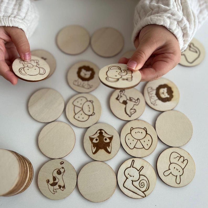 Alt-Text: “Baby Shower Spiel Holz Memory Personalisiert mit Namen-Gravur für Babyparty