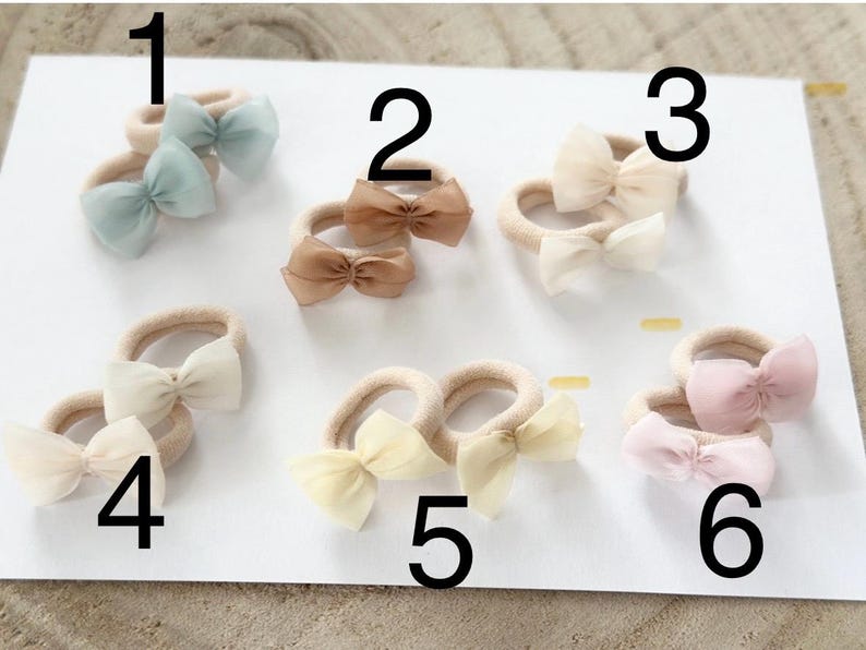 Handgemachtes Baby Haarband aus weichem Material,druckfrei und hautfreundlich.blumen kopfschmuck Neugeborene, Babys und Kleinkinder. Perfekt für Taufe,Fotoshooting,Hochzeit,blumenmädchen ,newbornshooting ,Geschenk zur Geburt, geschenk taufe mädchen. Natürliches Design im Boho-Stil, liebevoll personalisiert,erster geburstag, kommunion,haarreif kinder,Taufgeschenk, Baby Shower,neugeborenen Party, zopfhalter,haargummi, haarspange, chlip,Mädchen Geschenk,haarschmuck baby, baby geschenk mädchen