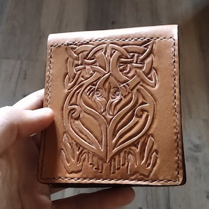 Sublime porte carte en cuir avec un dragon pour homme