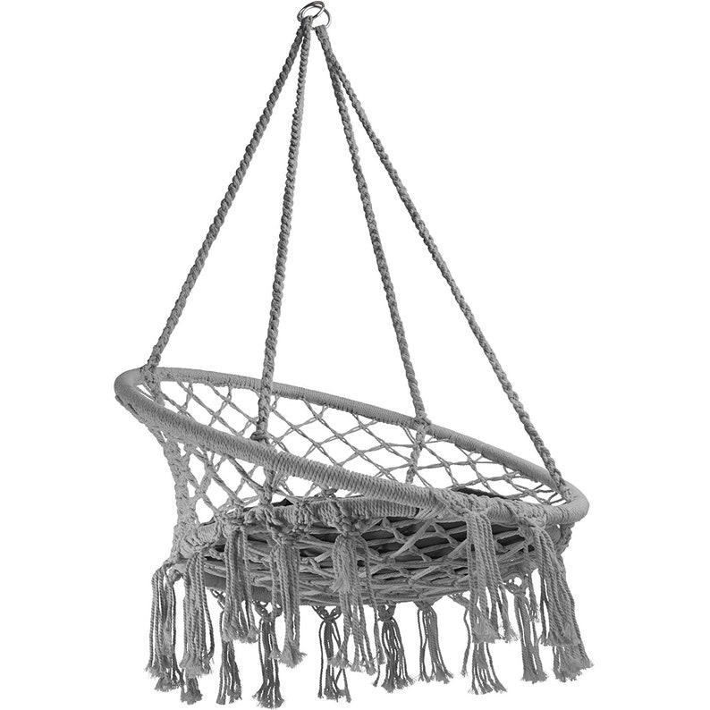 Puede incluir: Silla hamaca colgante gris con un asiento redondo tejido y ribete de flecos. La silla est&aacute; suspendida de un anillo de metal.