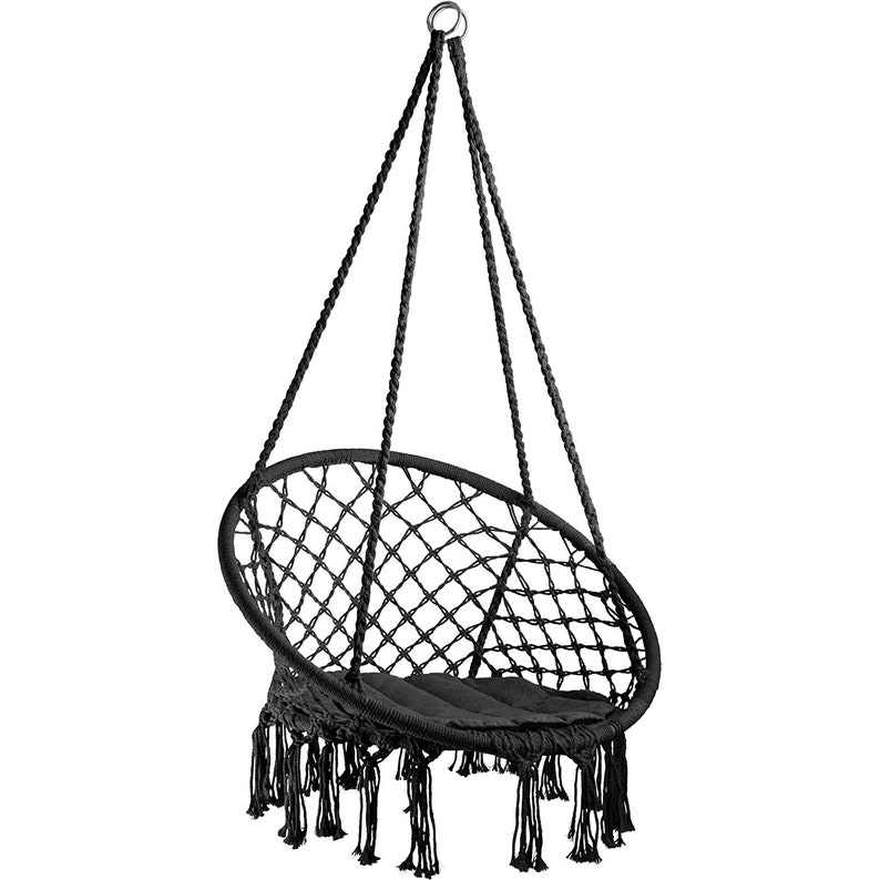 Puede incluir: Silla hamaca colgante negra con borde de flecos. La silla est&aacute; hecha de cuerda trenzada y tiene un dise&ntilde;o redondo y abierto.