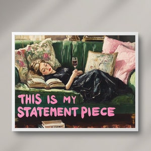 Puede incluir: Una pintura de una mujer tumbada en un sofá de terciopelo verde, sosteniendo una copa de vino tinto. El texto "THIS IS MY STATEMENT PIECE" está escrito en letras rosas en la parte inferior de la pintura.