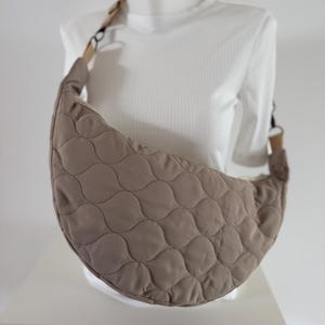 Gr L Moonbag Halbmond Tasche Hipbag Crossbag Steppstoff Beige Gefleckt Messing