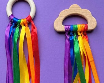 Anello di legno con nastri colorati come anello da afferrare o giocattolo sensoriale