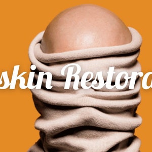 Könnte beinhalten: Der Kopf einer Person ist mit einem beigefarbenen Stoff bedeckt, mit dem Text "Foreskin Restoration" in weißen Buchstaben am unteren Rand des Bildes.