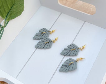 Boucles d'oreille feuilles en argile polymère gris, idéal cadeau