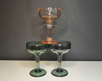 Deux coupes à champagne grises et une rose poudrée, en verre épais et robuste, style vintage, style Mid-Century Modern.