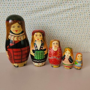 Russian matryoshka babushka Vintage 5 Pc Hand Painted Wooden Nesting Dolls 5.5&quot; Tall