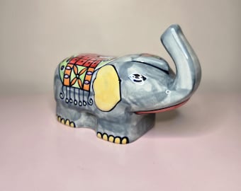 Tirelire en céramique peinte à la main en céramique - Figurine d'éléphant gris coloré avec trompe surélevée - Tirelire de style vintage 6,5 cm - Décoration animalière bohème