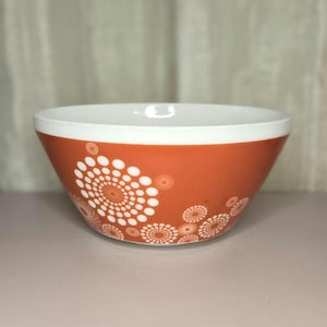 PYREX Vintage Charm Bowl Tickled Pink, 2.3 L Retro Circle Mixing Bowl Milk Glass