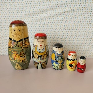 Russian matryoshka babushka Vintage 5 Pc Hand Painted Wooden Nesting Dolls 5.5&quot; Tall