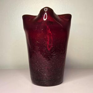 Vintage 5" Hand Blown Ruby Red Crackled Crimped Glass Art Glass Vase Amberina Glow