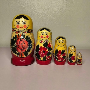 5 Piece Russian Nesting Dolls Vintage Unsigned Multicolor MCM Floral Details