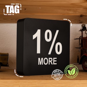 Motivations-Lightbox „1% MÁS“ – LED-Lichtbox 165 x 165 mm – 3D-gedruckt, RGB/Warmweiß/Kaltweiß, 7 Effekte, Wandmontage, nachhaltiges Pla