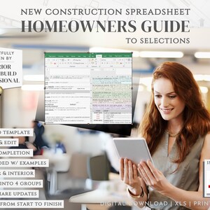 Könnte beinhalten: Eine Frau schaut auf einen Computerbildschirm, auf dem eine Tabellenkalkulation mit dem Titel "New Construction Spreadsheet Homeowners Guide to Selections" angezeigt wird. Die Tabellenkalkulation ist in Abschnitte für Außen- und Innenauswahl unterteilt. Der Text "Includes Two Formats: XLS Easy to Edit + Print Ready" ist in der unteren rechten Ecke des Bildes sichtbar.